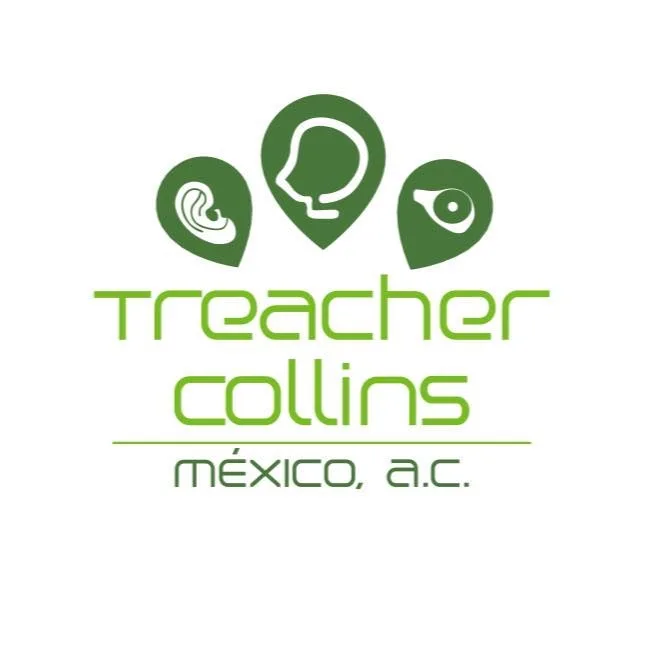 La imagen contiene un logotipo con el texto "Treacher Collins México, A.C." en el centro, con letras de color verde. Alrededor del texto, hay un borde decorativo circular en verde con detalles en blanco y contornos rojos. Encima del nombre, se encuentran tres íconos: Un ícono de un oído a la izquierda, representando la audición. Un perfil de una cabeza humana en el centro, que podría simbolizar el enfoque en el aspecto físico o craneofacial. Un ojo a la derecha, representando la visión.